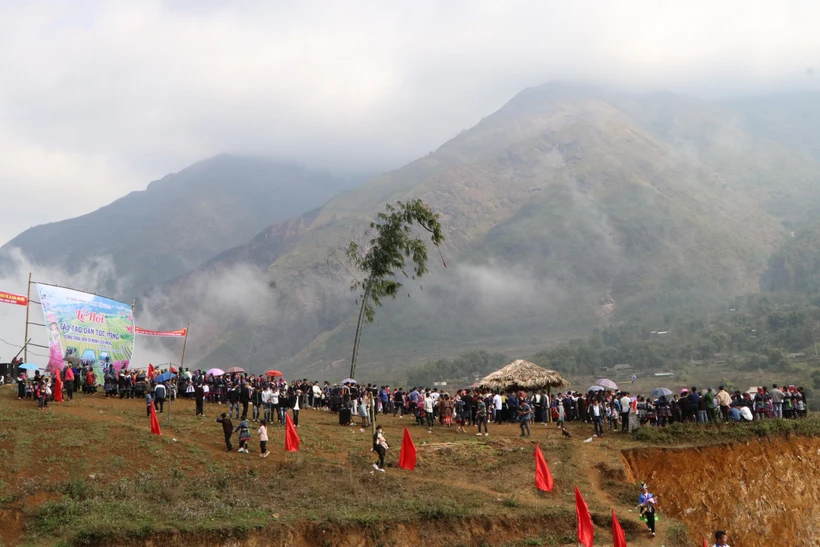 Lễ hội Gầu Tào ở xã Tà Mung, huyện Than Uyên, tỉnh Lai Châu thu hút đông đảo người dân và du khách tham gia. (Ảnh: Việt Dũng/TTXVN)