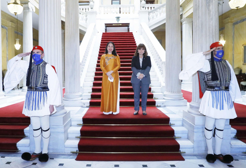 Phó Chủ tịch nước Võ Thị Ánh Xuân và Tổng thống Hy Lạp Katerina Sakellaropoulou. (Ảnh: Phương Hoa/TTXVN)