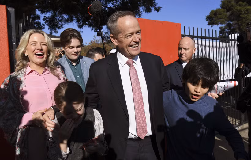 Lãnh đạo Công đảng đối lập ông Bill Shorten (giữa) tại một địa điểm bầu cử ở Melbourne ngày 18/5. (Ảnh: AFP/TTXVN)