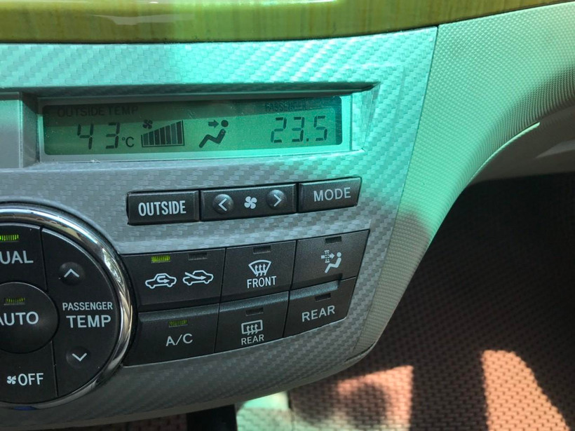 Nhiệt độ đo được bên ngoài có thời đểm lên 43 độ C. (Ảnh: Thành Đạt/TTXVN)