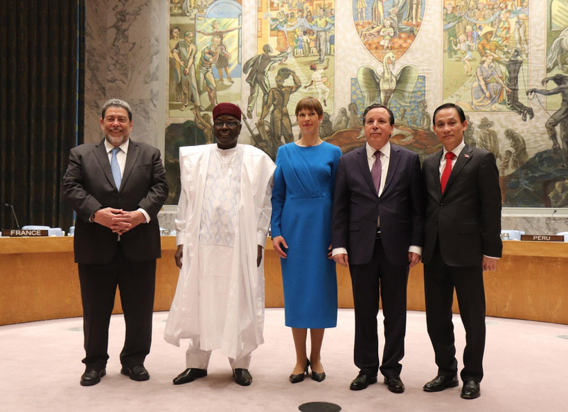 Trưởng đoàn năm nước Ủy viên không thường trực HĐBA LHQ nhiệm kỳ 2020-2021 mới được bầu chụp ảnh lưu liệm tại phòng họp của HĐBA.(Ảnh: Nhóm phóng viên TTXVN tại New York, Mỹ)