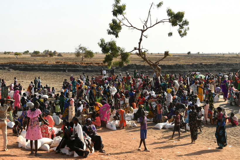 Người tị nạn Sudan nhận hàng cứu trợ tại Bentiu, Nam Sudan. (Ảnh: AFP/TTXVN)