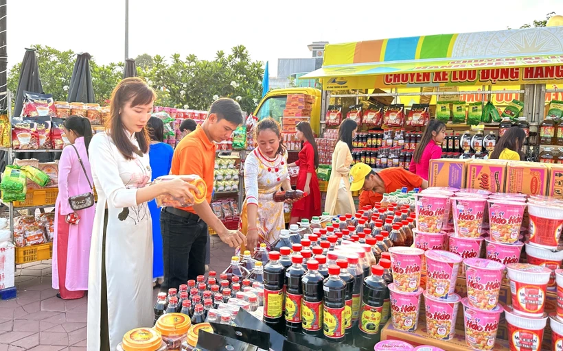 Người dân huyện biên giới Tịnh Biên, An Giang hào hứng mua hàng Việt tại chuyến xe đưa hàng Việt về nông thôn. (Ảnh: TTXVN phát)