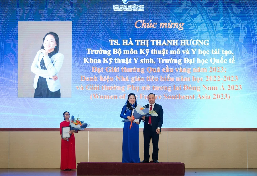 Leaders of Ho Chi Minh City National University commended Dr. Ha Thi Thanh Huong. (Photo: VNA)