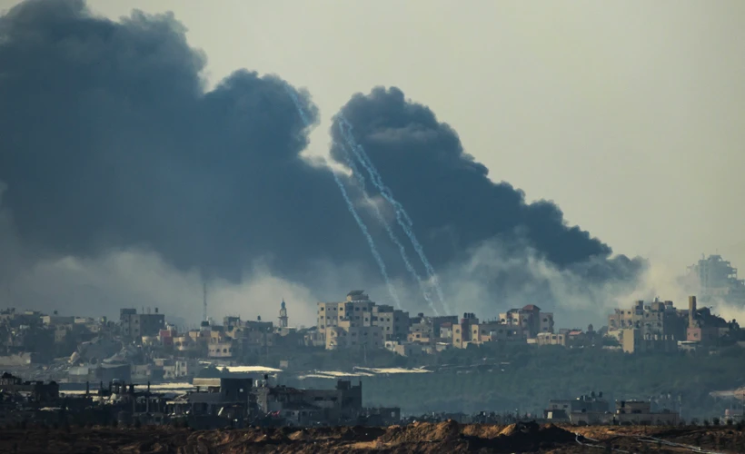 Khói bốc lên sau các vụ oanh tạc của Israel xuống Dải Gaza ngày 1/12/2023. Ảnh: AFP/TTXVN