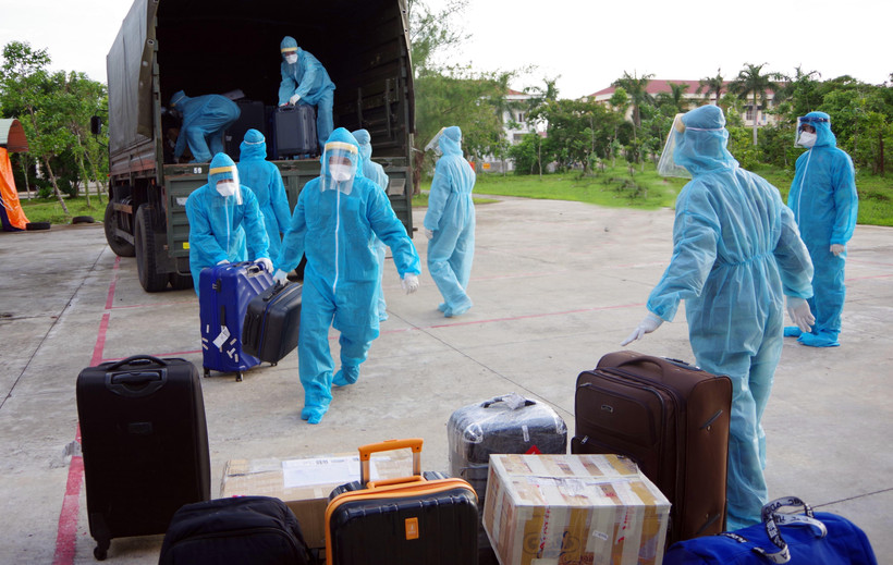 Các công dân Việt Nam từ nước ngoài trở về được đưa đi cách ly tập trung theo quy định phòng chống dịch COVID-19. (Ảnh: Trung Hiếu/TTXVN)