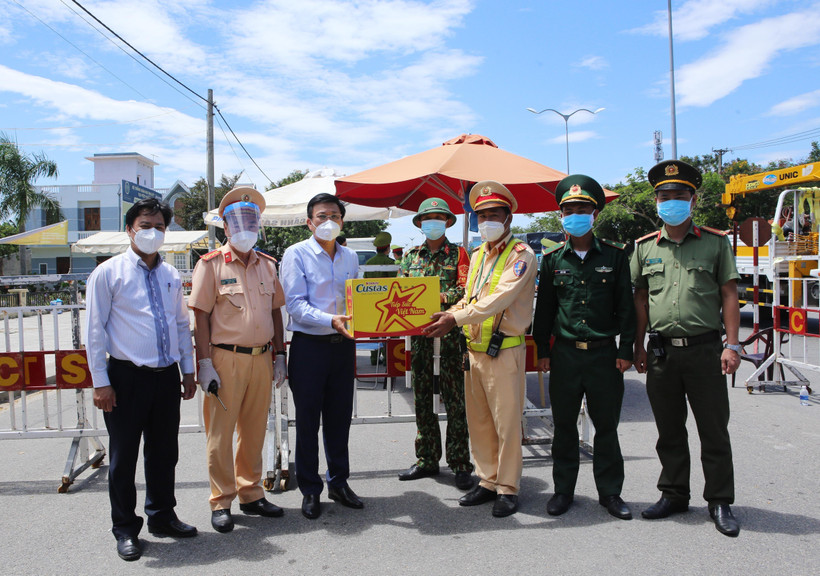Đại diện Ủy ban MTTQVN thành phố Đà Nẵng đến trao tặng các thiết bị hỗ trợ phòng chống dịch và nhu yếu phẩm cho các chốt phòng chống dịch tại các cửa ngõ ra vào trên địa bàn Đà Nẵng, ngày 26/8/2020. (Ảnh: Trần Lê Lâm/TTXVN)