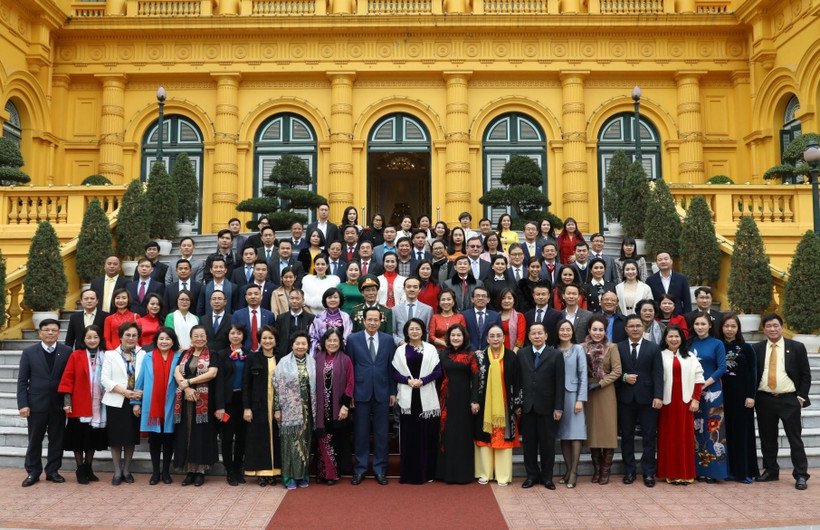 Phó Chủ tịch nước Đặng Thị Ngọc Thịnh với các nhà tài trợ Quỹ Bảo trợ trẻ em Việt Nam. (Ảnh: Văn Điệp/TTXVN)