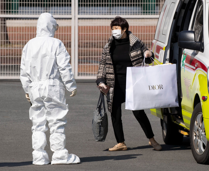 Bệnh nhân nhiễm COVID-19 được đưa tới trung tâm điều trị ở Daegu, Hàn Quốc. (Ảnh: THX/TTXVN)