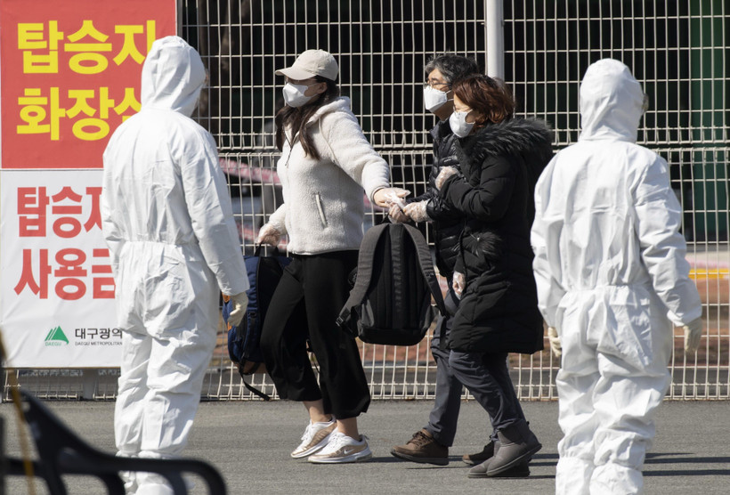 Các bệnh nhân có triệu chứng nhiễm COVID-19 được đưa tới khu cách ly tại bệnh viện ở Daegu, Hàn Quốc. (Ảnh: THX/TTXVN)