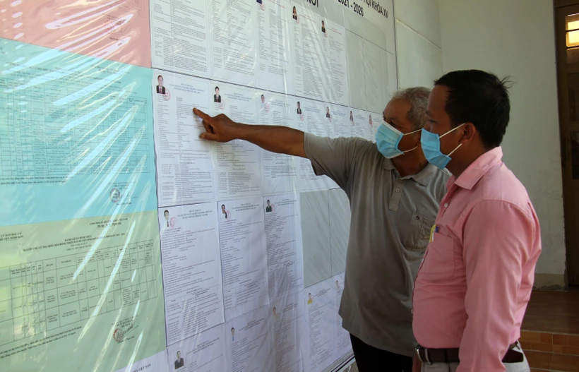 Cử tri xã Phước Trung, huyện Bác Ái tìm hiểu tiểu sử của các ứng cử viên đại biểu Quốc hội và HĐND các cấp tại tổ bầu cử số 5 ở địa phương. (Ảnh: Công Thử/TTXVN)