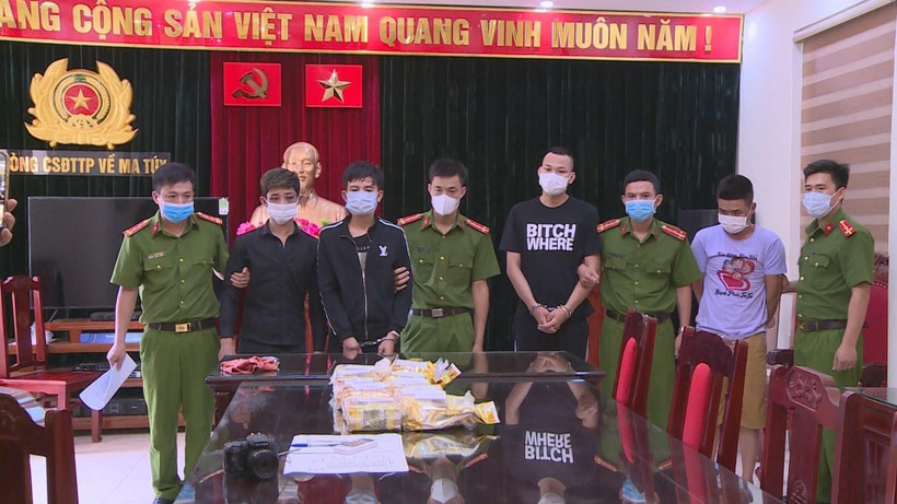 Các đối tượng trong đường dây vận chuyển, mua bán ma túy cùng tang vật vụ án. (Ảnh: Trịnh Duy Hưng/TTXVN)