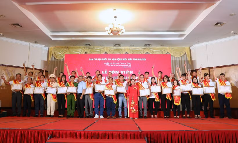 Lễ tôn vinh 100 người hiến máu tiêu biểu toàn quốc 2020. (Ảnh: Thành Đạt/TTXVN)