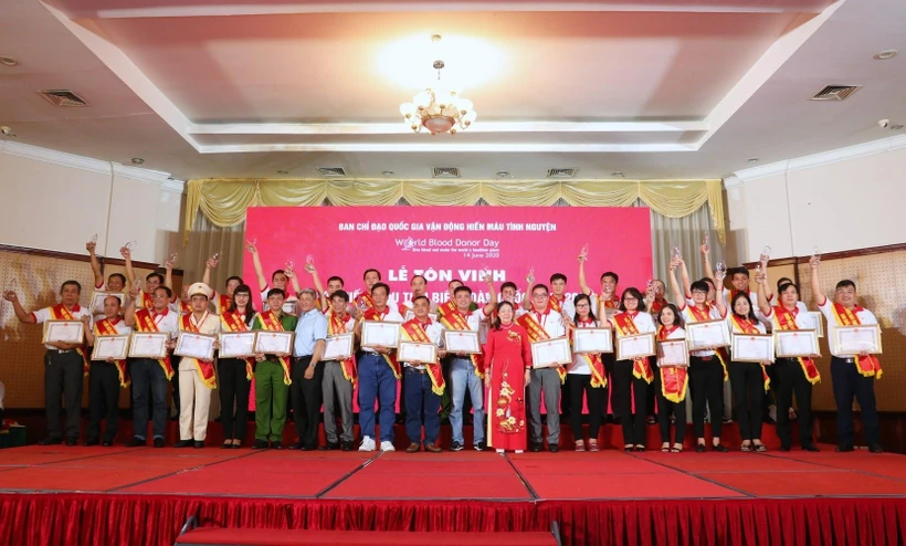 Lễ tôn vinh 100 người hiến máu tiêu biểu toàn quốc 2020. (Ảnh: Thành Đạt/TTXVN)