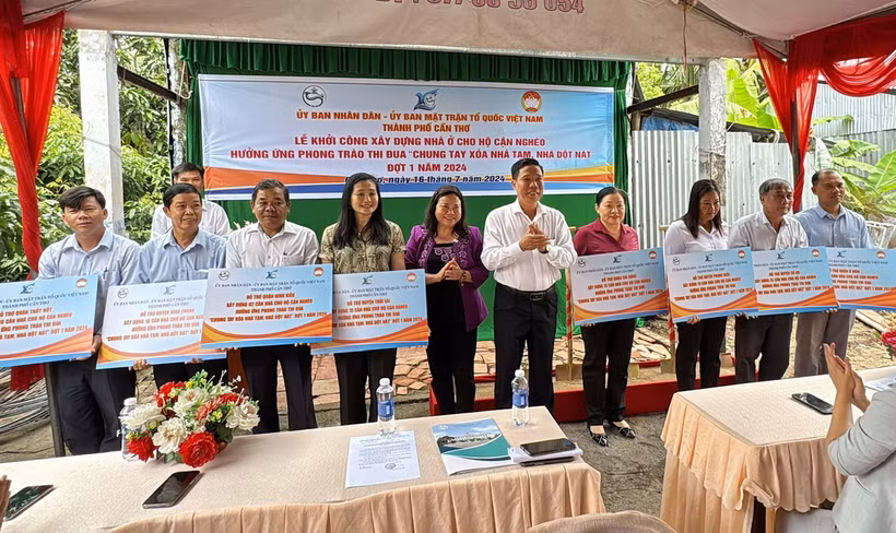 Lãnh đạo thành phố Cần Thơ trao hỗ trợ nhà cho hộ cận nghèo đến các quận, huyện trên địa bàn thành phố. (Ảnh: TTXVN phát)