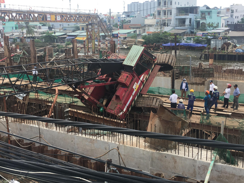 Các đơn vị chức năng kiểm tra, xử lý cần cẩu đơn vị thi công dự án chống ngập, do Trung Nam Group làm chủ đầu tư. (Ảnh: Thanh Vũ/TTXVN)