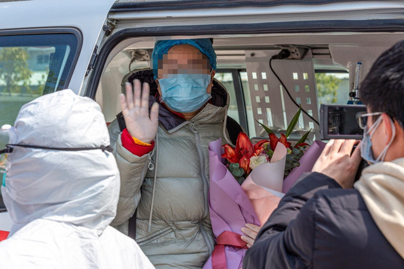 Bệnh nhân nhiễm COVID-19 xuất viện sau khi được chữa khỏi tại bệnh viện ở Bảo Sơn, tỉnh Vân Nam, Trung Quốc, ngày 22/2/2020. (Ảnh: THX/TTXVN)