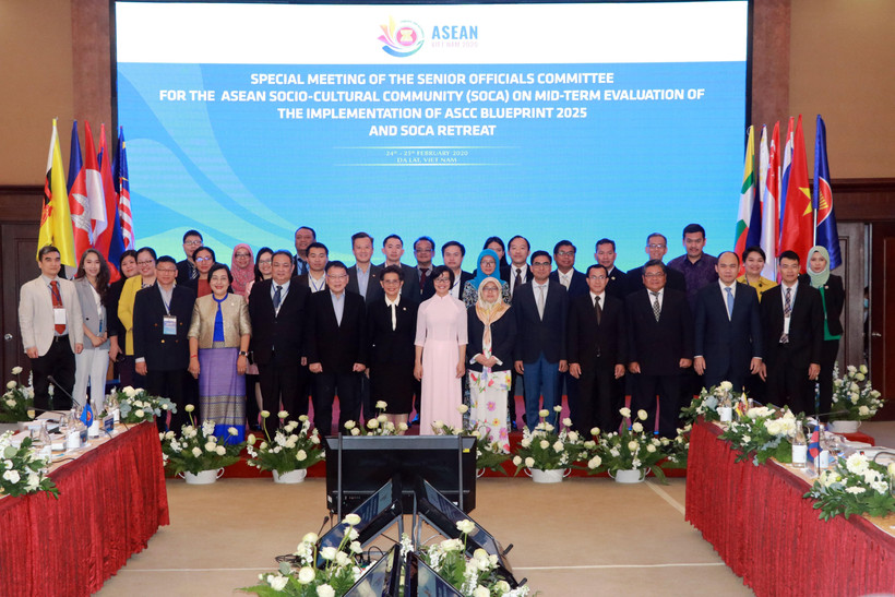 Các đại biểu tham dự hội nghị chụp ảnh chung. (Ảnh: Quốc Hùng-Đặng Tuấn/TTXVN)