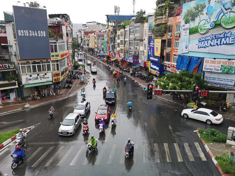 Người dân Thủ đô đón thời tiết chuyển mùa. (Ảnh: Thanh Tùng/TTXVN)