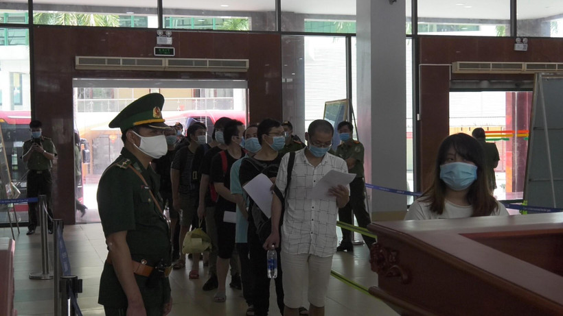 Làm thủ tục trước khi trao trả các đối tượng về nước. (Ảnh: TTXVN)