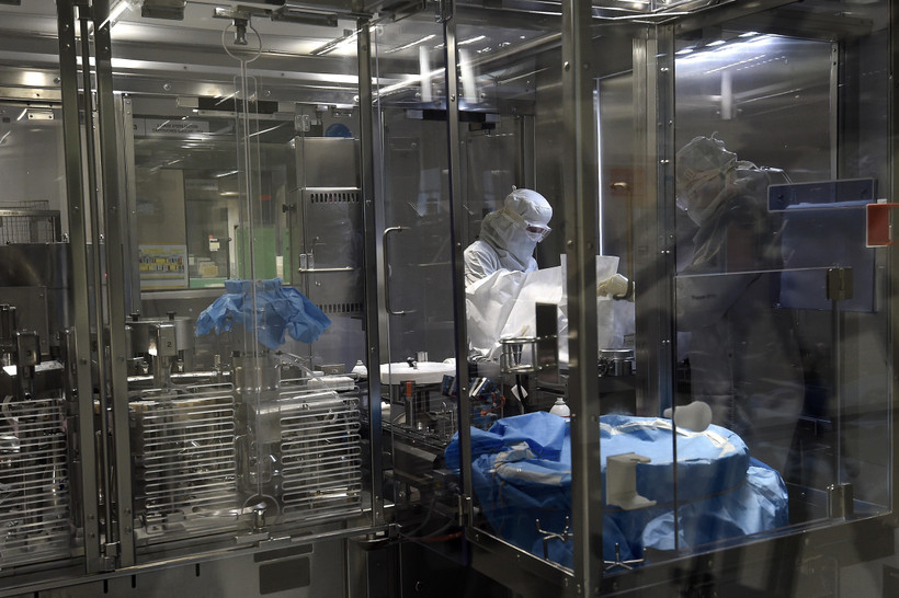 Kỹ thuật viên làm việc tại nhà máy của hãng dược phẩm Mỹ Eli Lilly ở Fegersheim, miền đông nước Pháp. (Ảnh: AFP/TTXVN)