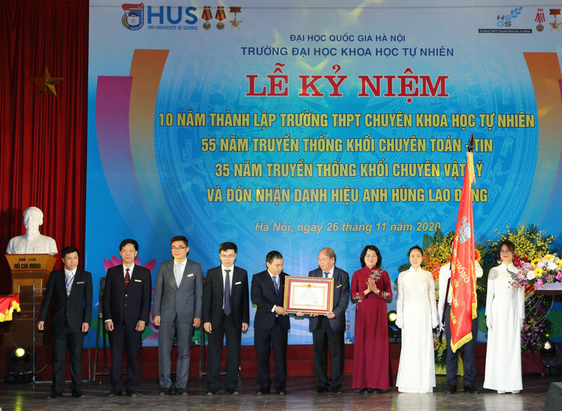 Phó Chủ tịch nước Đặng Thị Ngọc Thịnh trao danh hiệu Anh hùng lao động cho Trường THPT Chuyên Khoa học tự nhiên. (Ảnh: Thanh Tùng/TTXVN)