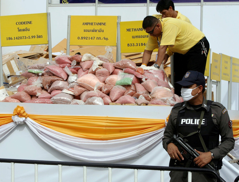 Cảnh sát trưng bày số ma túy thu giữ tại tỉnh Ayutthaya, cách thủ đô Bangkok của Thai Lan 80km về phía bắc. (Ảnh: AFP/ TTXVN)