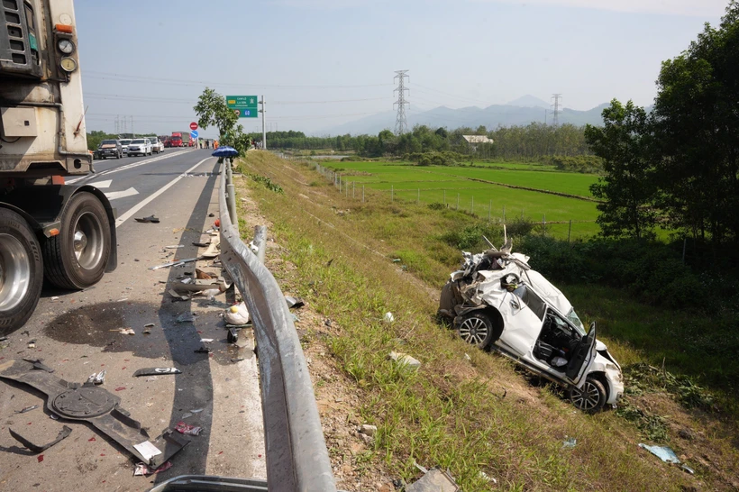 Hiện trường vụ tai nạn xảy ra trên cao tốc Cam Lộ-La Sơn ngày 18/2. (Ảnh: TTXVN phát)