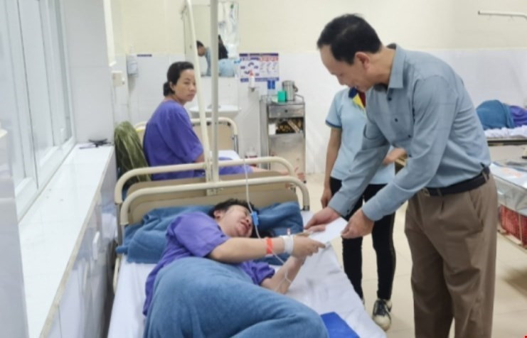 Lãnh đạo Ủy ban Nhân dân thị xã Quảng Yên thăm hỏi các công nhân đang được theo dõi tại bệnh viện. (Ảnh: TTXVN phát)