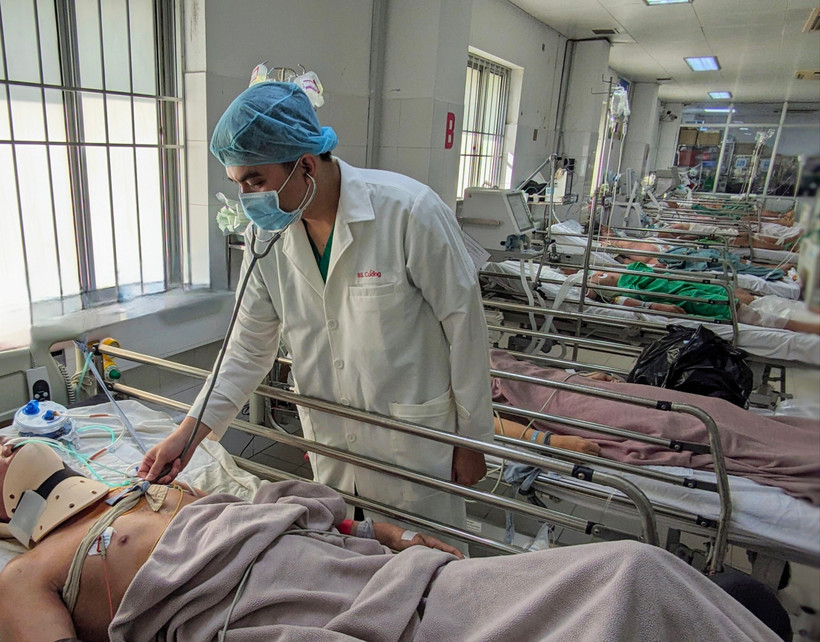 Bác sỹ thăm khám bệnh nhân sau phẫu thuật. (Ảnh: TTXVN phát)