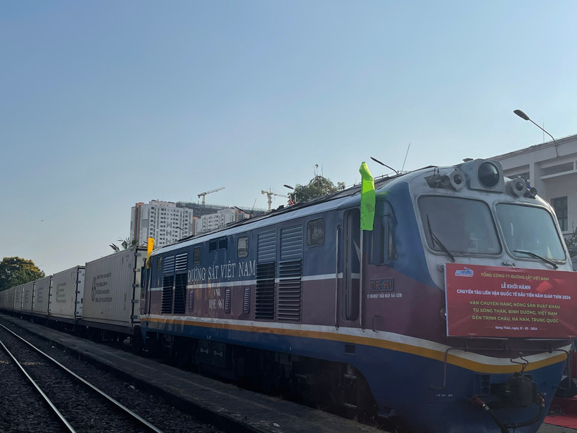 Chuyến tàu liên vận quốc tế vận chuyển hàng nông sản xuất khẩu từ Sóng Thần, Bình Dương, Việt Nam đến Trịnh Châu, Hà Nam, Trung Quốc. (Ảnh: Huyền Trang/TTXVN)