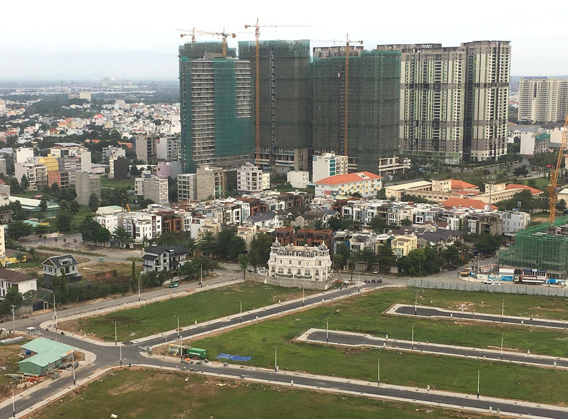 Chung cư, nhà cao tầng đang được xây dựng ngày càng nhiều ở quận 2 để giải quyết nhu cầu về chỗ ở của người lao động. (Ảnh: Thanh Vũ/TTXVN)