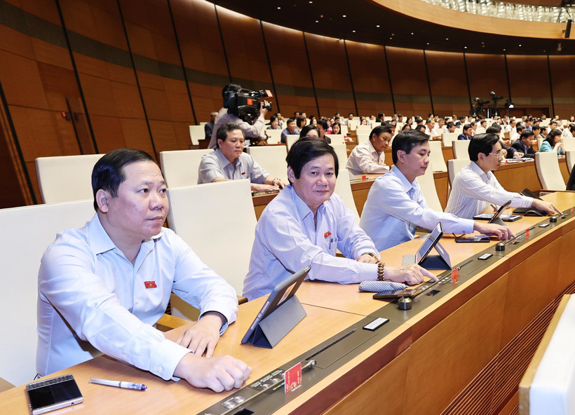 Trong ảnh: Các đại biểu Quốc hội biểu quyết miễm nhiệm một số ủy viên Ủy ban Thường vụ Quốc hội. (Ảnh: Trọng Đức/TTXVN)