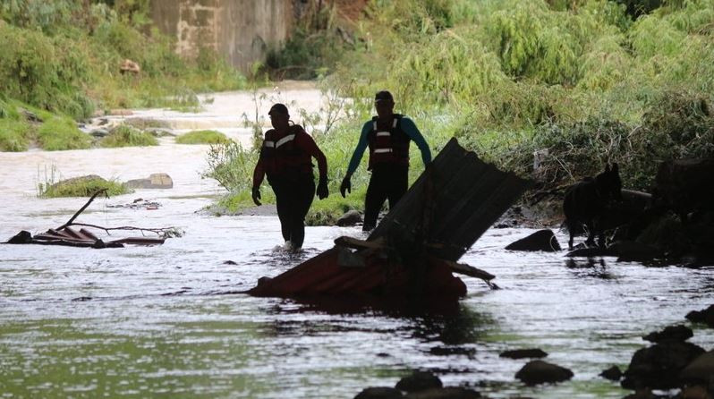 Lực lượng cứu hộ tìm kiếm và trục vớt các thi thể sau trận lũ quét vào đêm Giáng sinh tại thị trấn Ladysmith. (Ảnh: IOL)
