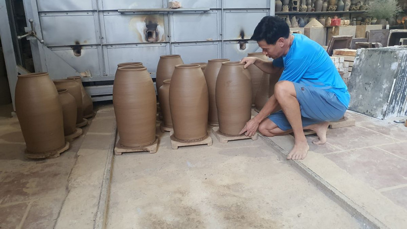 Những sản phẩm gốm đang trong giai đoạn chờ khô để đưa vào lò nung ở thị trấn Hương Canh, huyện Bình Xuyên. (Ảnh: Nguyễn Trọng Lịch/TTXVN) 