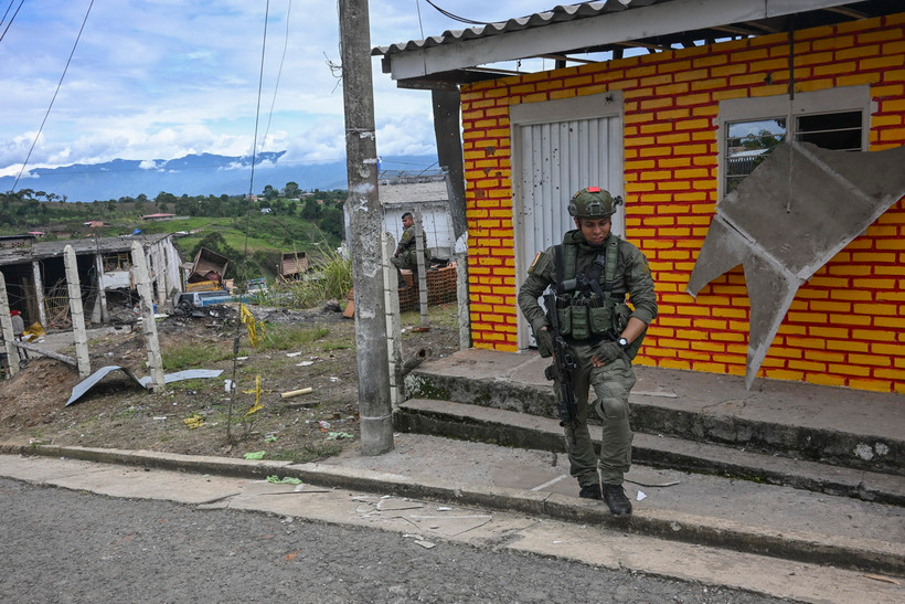 Cảnh sát gác tại thị trấn Morales, Cauca, Colombia, ngày 20/5/2024. (Ảnh: AFP/TTXVN)