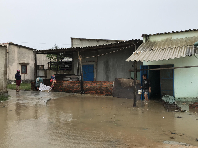 Một số nhà dân ở thành phố Tuy Hòa đã bị ngập nước. (Ảnh: Phạm Cường/TTXVN)