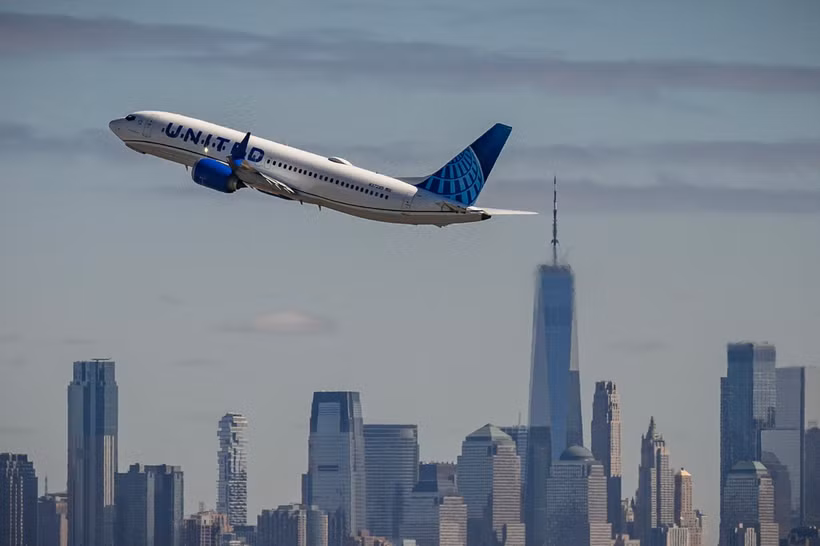 Máy bay của hãng hàng không United Airlines cất cánh từ sân bay quốc tế Newark Liberty ở New Jersey, Mỹ. (Ảnh: AFP/TTXVN)