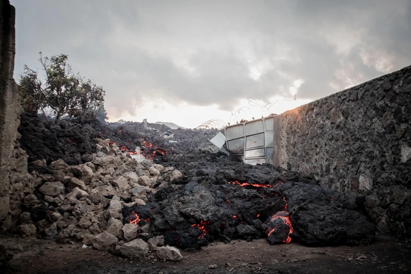 Dung nham phun trào từ núi lửa Nyiragongo tràn xuống khu dân cư tại Goma, CHDC Congo, ngày 23/5/2021. (Ảnh: AFP/ TTXVN)