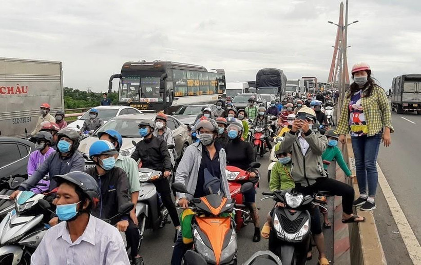 Vụ tai nạn làm kẹt xe kéo dài trên cầu Cần Thơ. (Ảnh: TTXVN phát)