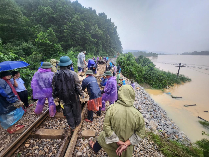 Cán bộ công nhân viên đường sắt đã nỗ lực thi công tại vị trí sạt lở do mưa lũ lớn tại Hà Tĩnh để thông tàu Bắc-Nam. (Ảnh: VNR cung cấp)