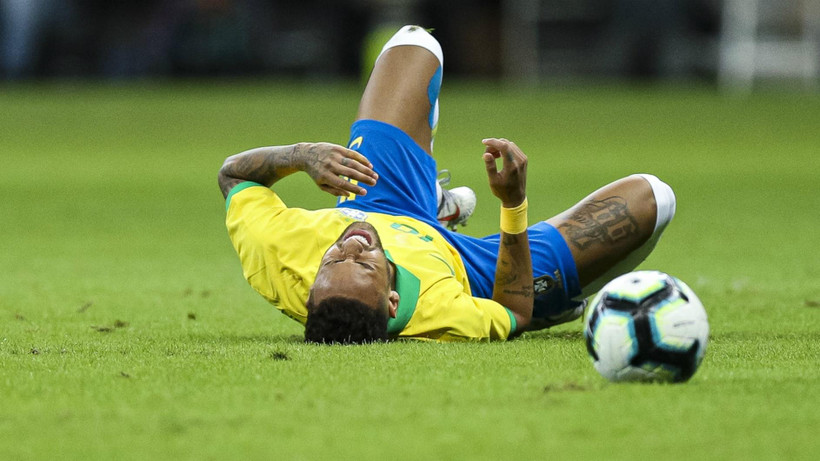 Neymar dính chấn thương trong trận gặp Qatar. (Nguồn: FOX Sports Asia)
