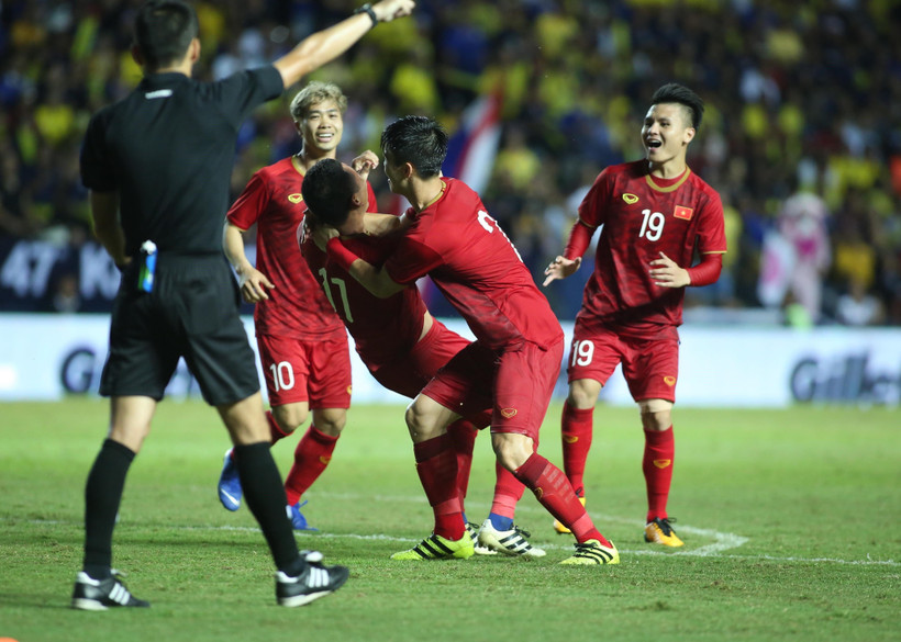 Niềm vui của các cầu thủ sau bàn thắng của Anh Đức. (Ảnh: Minh Tiến/TTXVN)