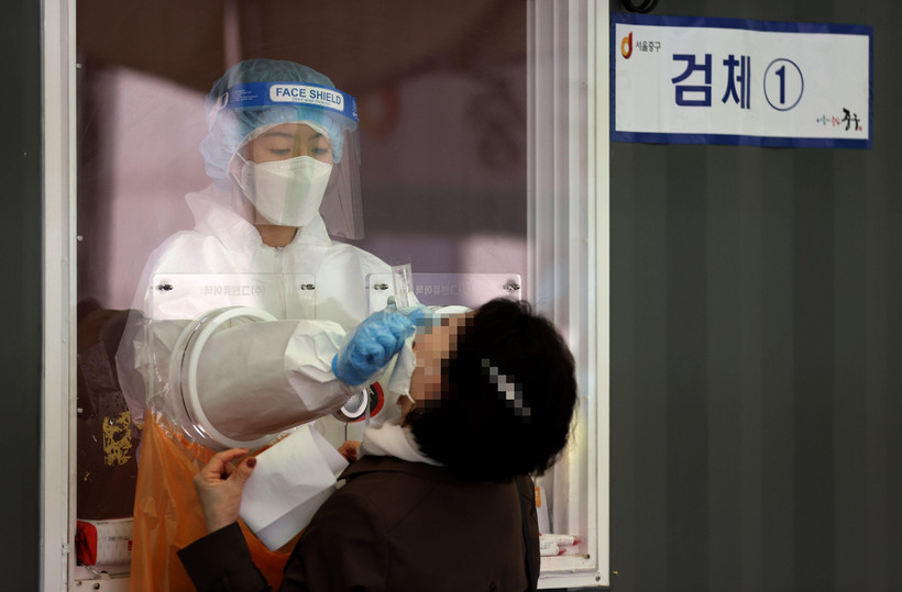 Nhân viên y tế lấy mẫu xét nghiệm COVID-19 cho người dân tại Seoul, Hàn Quốc, ngày 11/4/2021. (Ảnh: Yonhap/TTXVN)