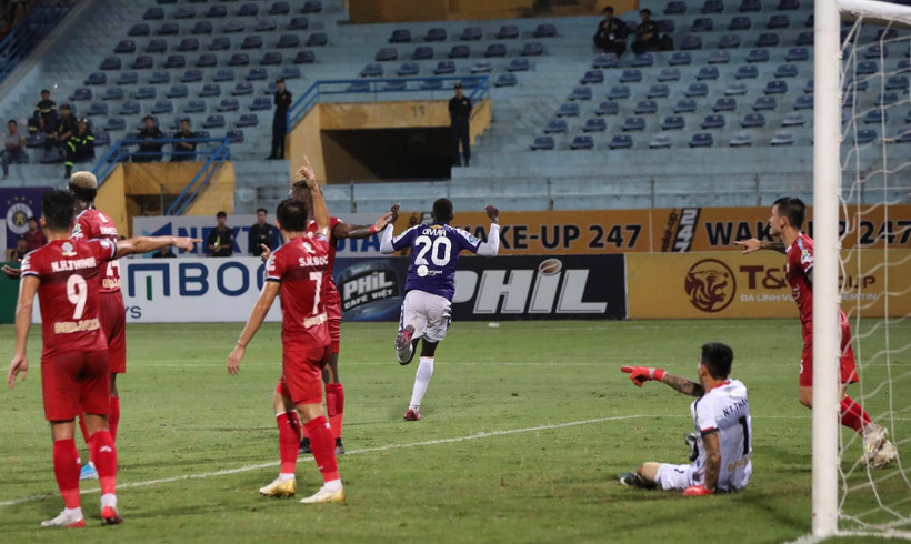 Omar ăn mừng sau khi ghi bàn vào lưới Thành phố Hồ Chí Minh. (Ảnh: như Đạt/Vietnam+)