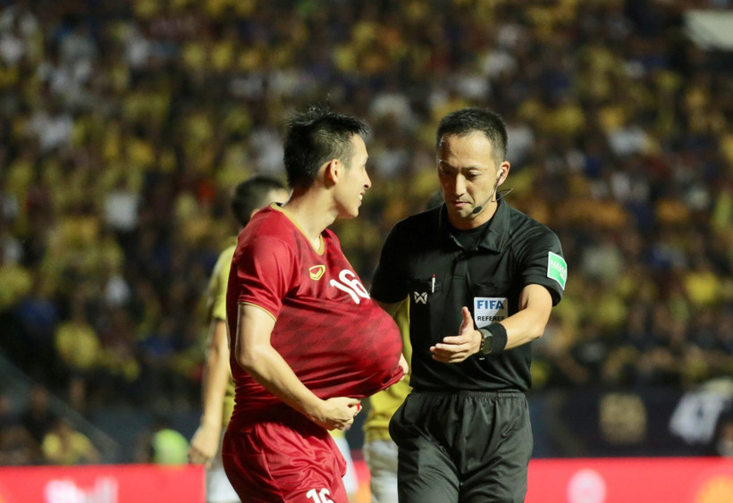 Trọng tài Jumpei Iida bắt chính trận Việt Nam-Thái Lan tại King's Cup 2019. (Ảnh: Nguyễn Minh Tiến/TTXVN)