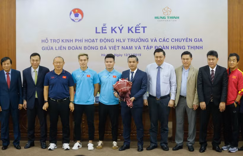 Các đại biểu chụp ảnh lưu niệm tại buổi ký kết. (Ảnh: Trọng Đạt/TTXVN)