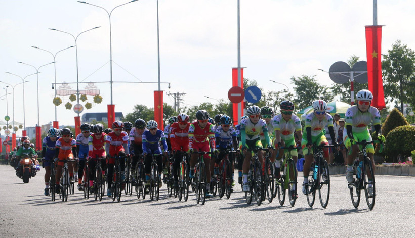 Các vận động viên thi đấu chặng đầu tiên quanh đường Tân lộ Kiều Lương (thành phố Châu Đốc, An Giang), cự ly 45,6km. (Ảnh: Công Mạo/TTXVN)