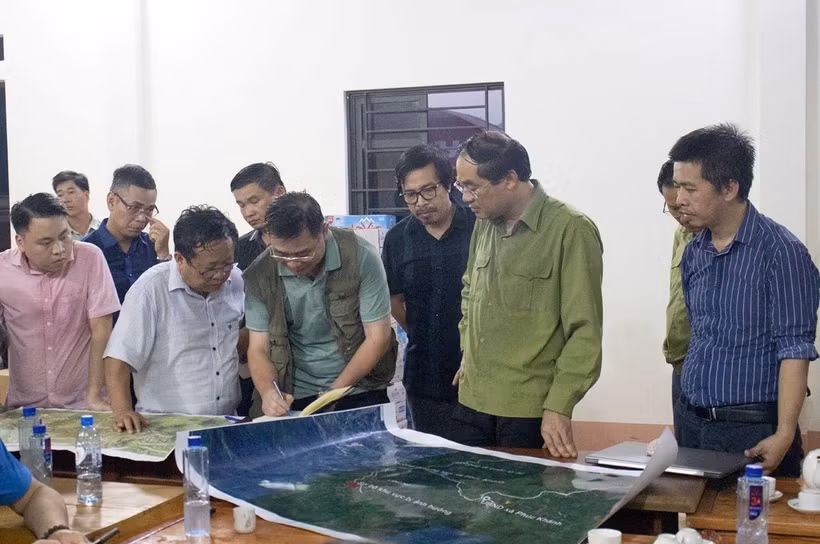 Lãnh đạo tỉnh Lào Cai trao đổi, lấy ý kiến các chuyên gia. (Ảnh: TTXVN phát)