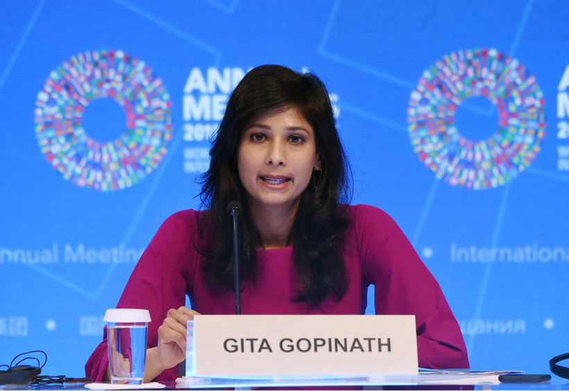 Bà Gita Gopinath, nhà kinh tế trưởng tại Quỹ Tiền tệ quốc tế (IMF), phát biểu trong cuộc họp báo ở Washington, DC, Mỹ. (Ảnh: AFP/TTXVN)